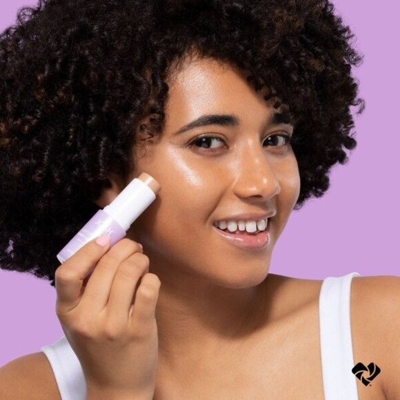 JOAH Crystal Glow Tinted Luminizer Stick, Light TW010 - Picture 7 of 8